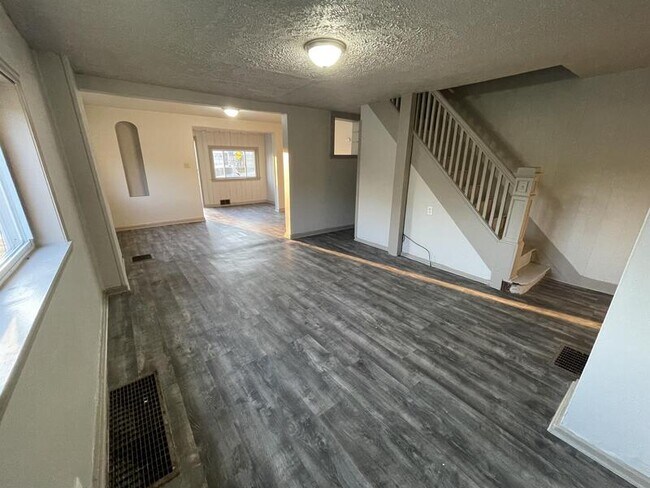Building Photo - 302 Fairmont Ave