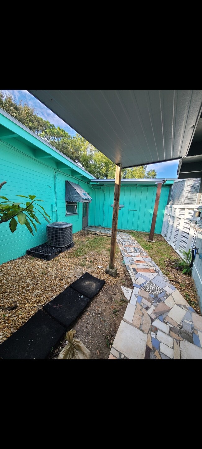 Building Photo - 1703 John Anderson Dr