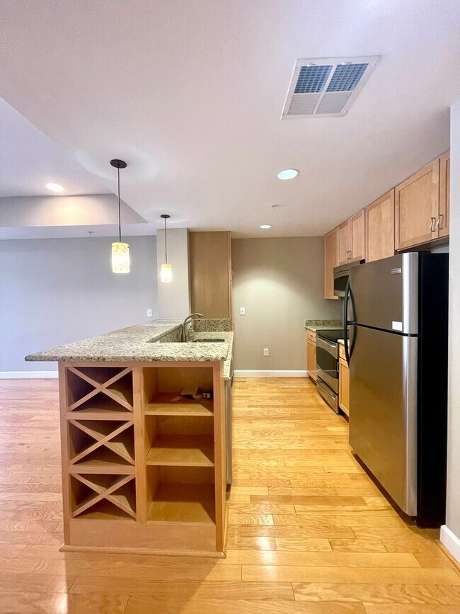 Foto del edificio - Beautiful 1 bedroom condo with amenities galore!