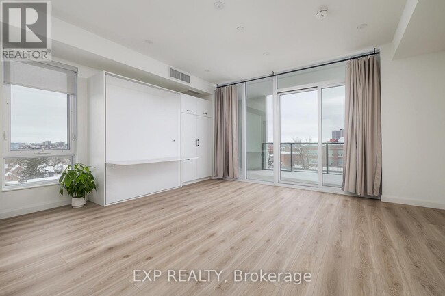 Photo du bâtiment - 741-741 King St W