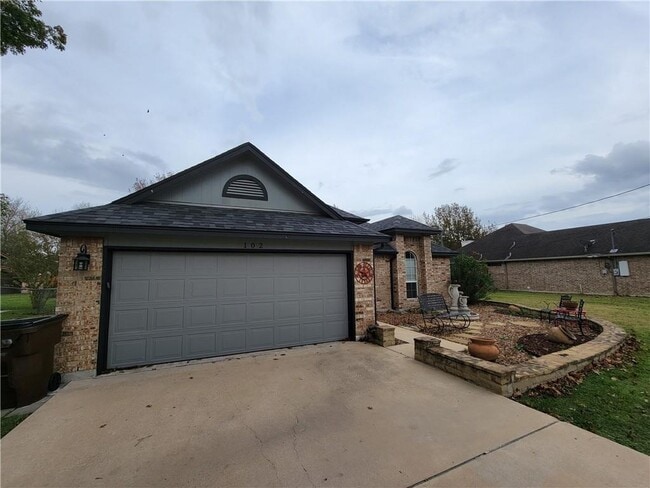 Building Photo - 102 Hummingbird Ln