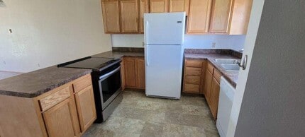 Building Photo - 856 Lynch Dr