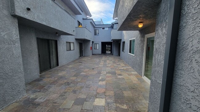 Foto del edificio - 13347 Victory Blvd