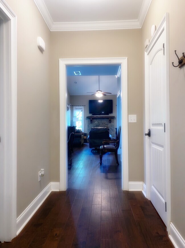 Building Photo - 221 Hickorywoods Dr