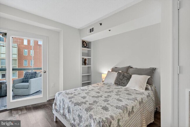 Foto del edificio - 1050 N Taylor St