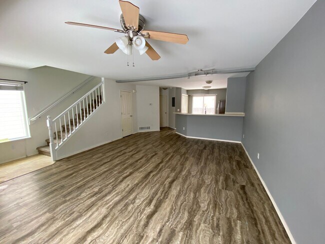 Foto del edificio - A lovely (3) bed, (2) bath end-unit townho...