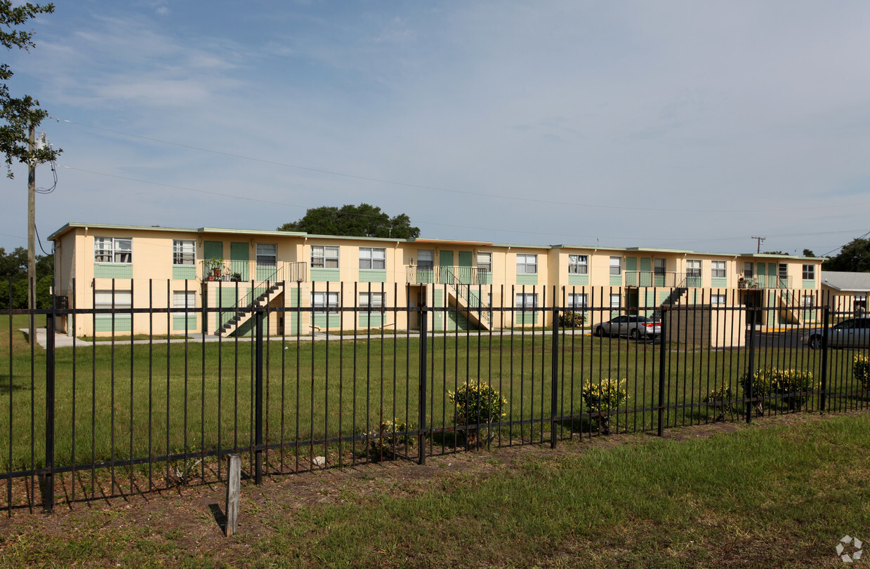 Primary Photo - Tropical Manor Apartments