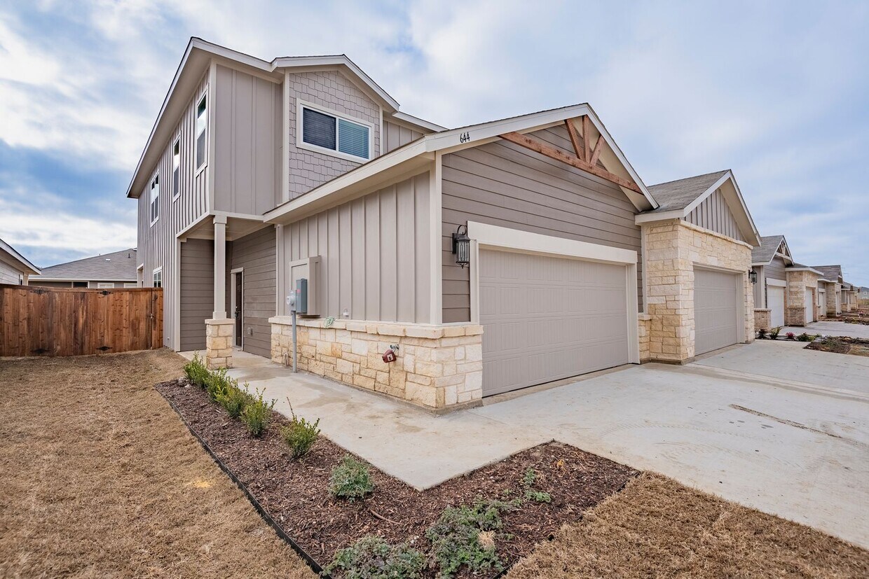 AVAILABLE NOW! 4 BEDROOM DUPLEX L... Townhome Rentals in