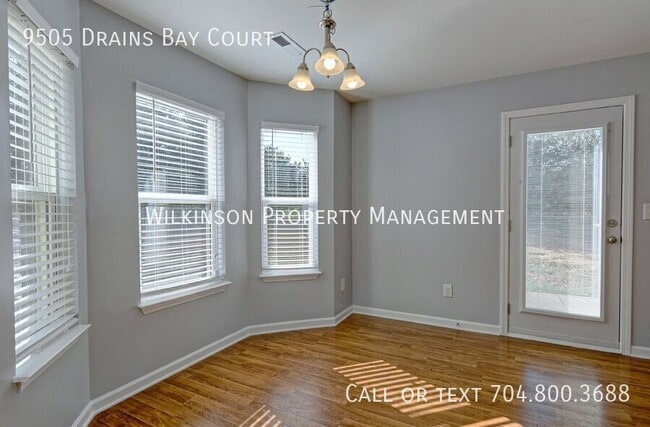 Foto del edificio - 9505 Drains Bay Ct