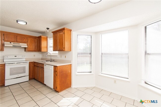Building Photo - 2104 Corona Dr
