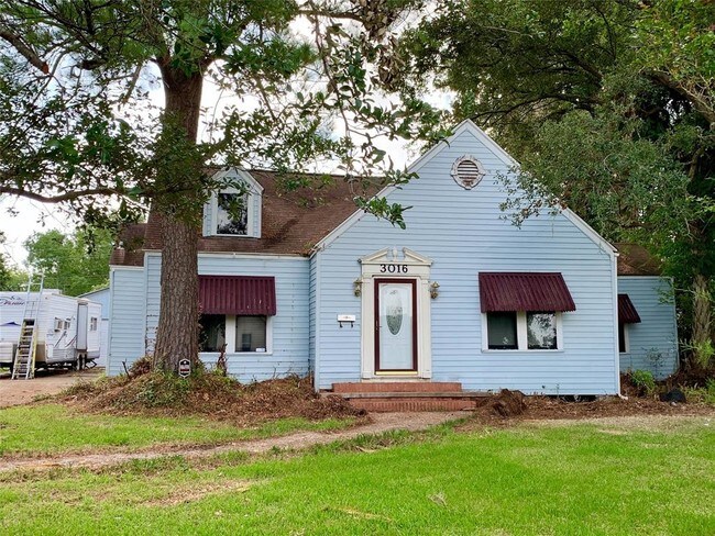 Building Photo - 3016 Las Palmas Dr
