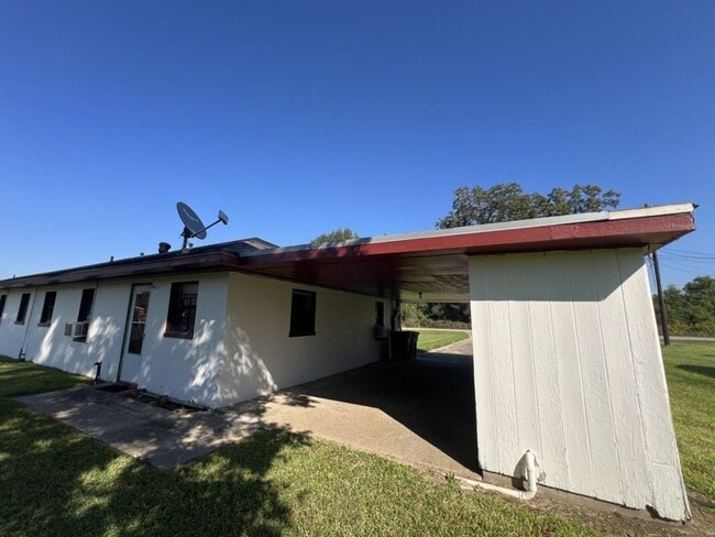 Building Photo - Charming 2 Bedroom Duplex on Sunshine Rd
