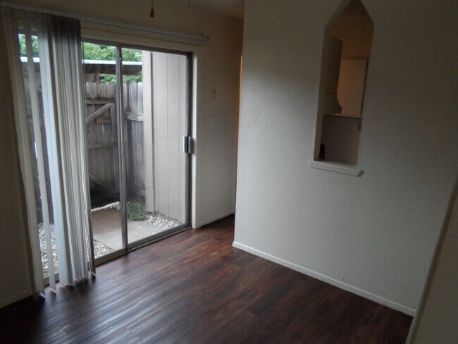 Foto del edificio - College Station - 2 bedroom / 1.5 bath / 2...