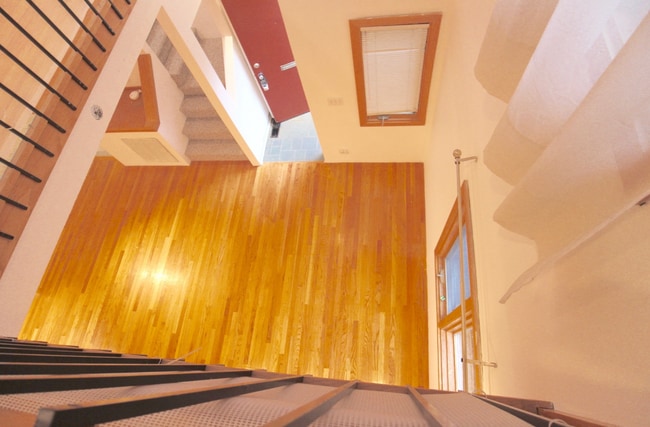 Foto del edificio - 17 Fresh Pond Pl