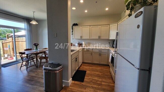 Foto del edificio - Stylish and Modern 3 BD | 2.5 BA Home - Mo...