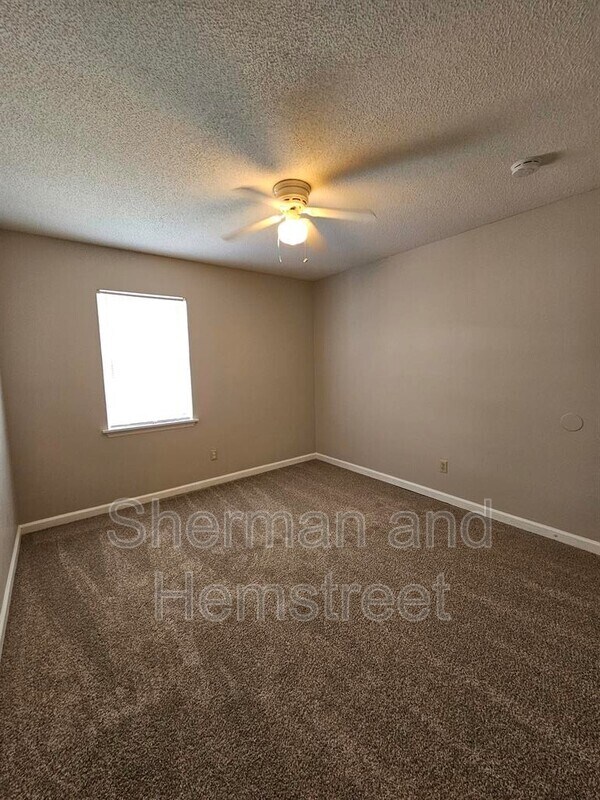 Building Photo - 406 Commons Dr