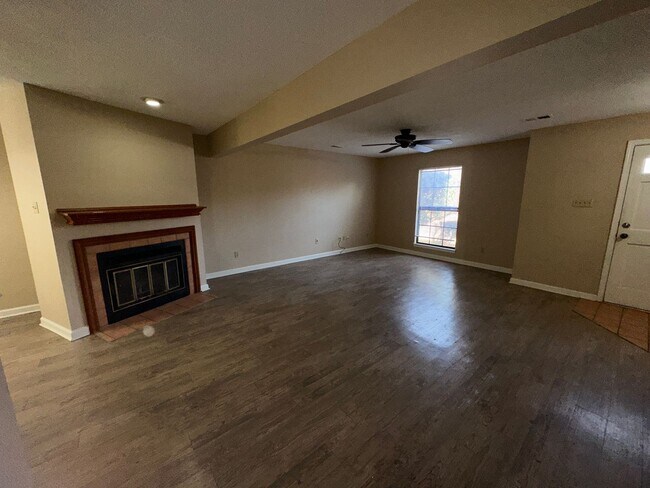 Foto del edificio - 3BR/3 full bath townhome! Over 1800 sq ft!...
