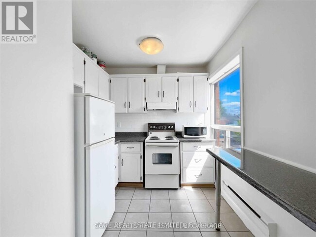 Photo du bâtiment - 946 Bloor St W