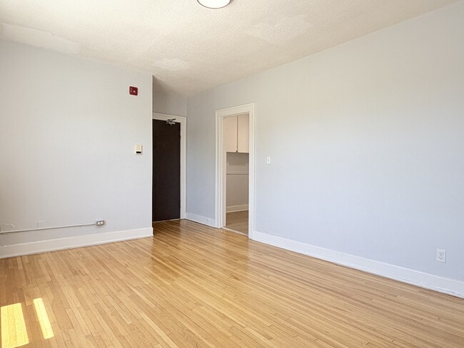 Building Photo - 1518 University Ave W
