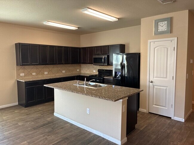 Foto del edificio - **Move-In Bonus! $500 Amazon Gift Card with 12-Month Lease at Current Rent**