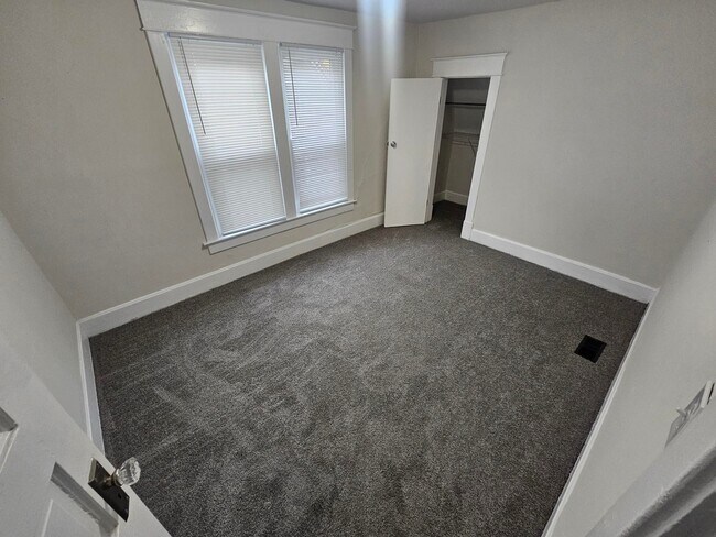 Building Photo - 618 Catalpa Ave