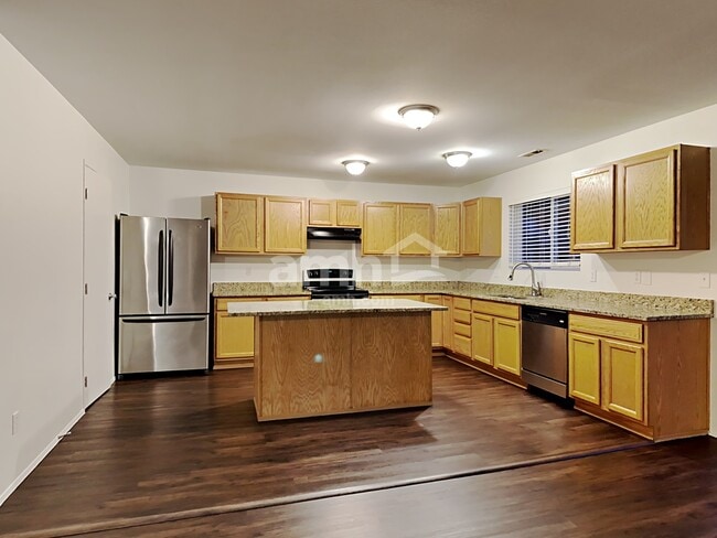 Foto del edificio - 17627 Silver Creek Avenue E
