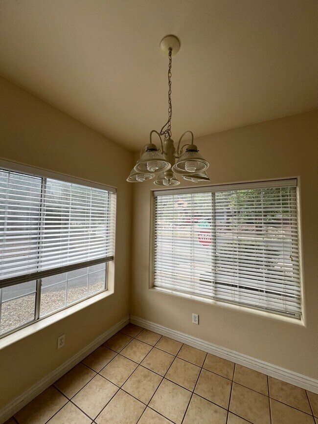 Building Photo - LIGHT, BRIGHT & SPACIOUS: 3 Bed/2.5 Bath T...