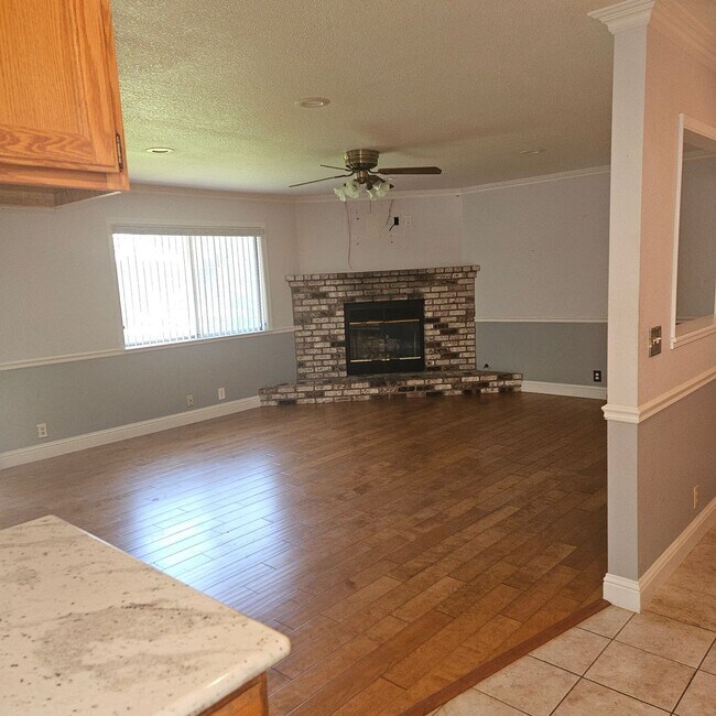 Foto del edificio - Spacious Open Floor Plan Close to Schools ...