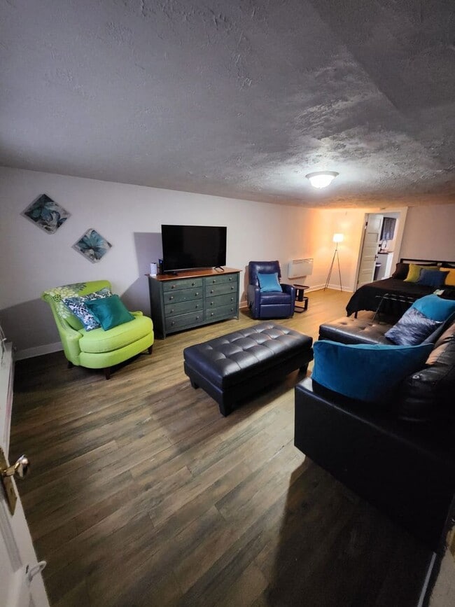 Building Photo - 1856 Lampson Rd