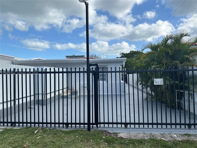 Foto del edificio - 1765 SW 21st St