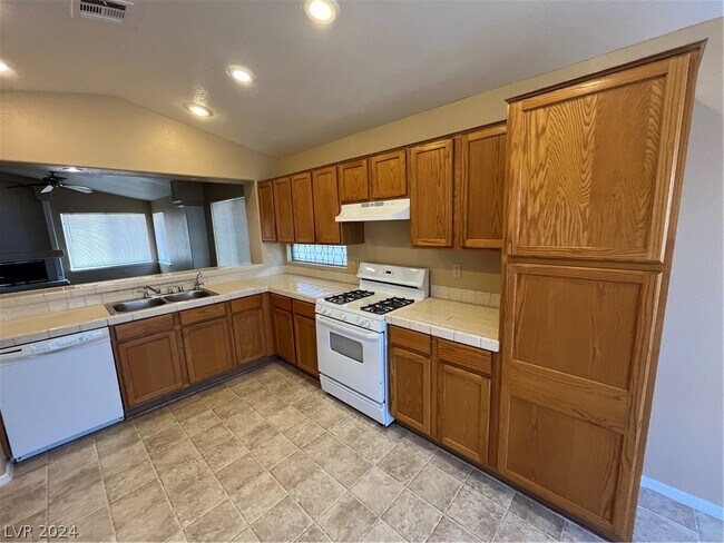 Building Photo - 1605 Los Alamos Dr
