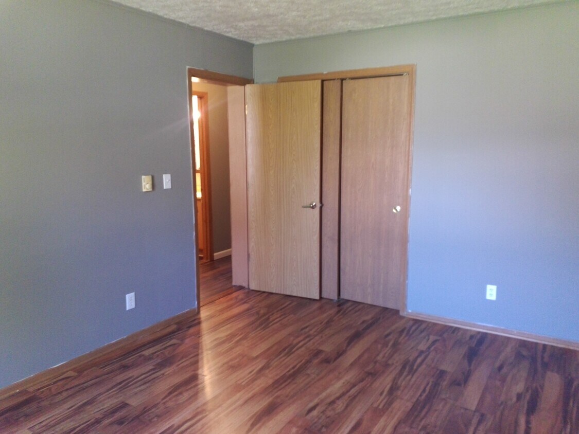 Primary Photo - 103 E Kimball St