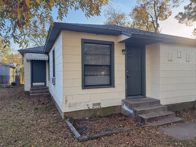 Building Photo - 1326 W Shepherd St