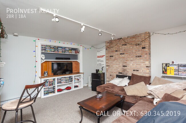 Building Photo - Available September 1st! 2bed/1bath with I...