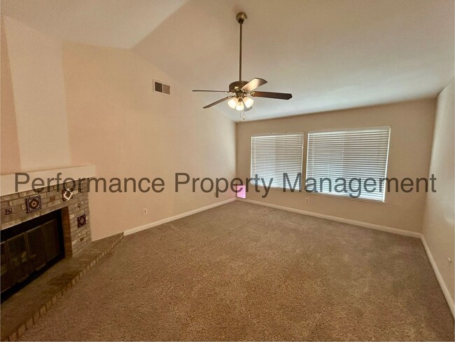 Building Photo - Spacious 4 Bed/3 Bath Home in Campus Park ...