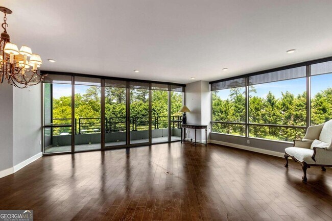 Foto del edificio - 700 Park Regency Pl NE