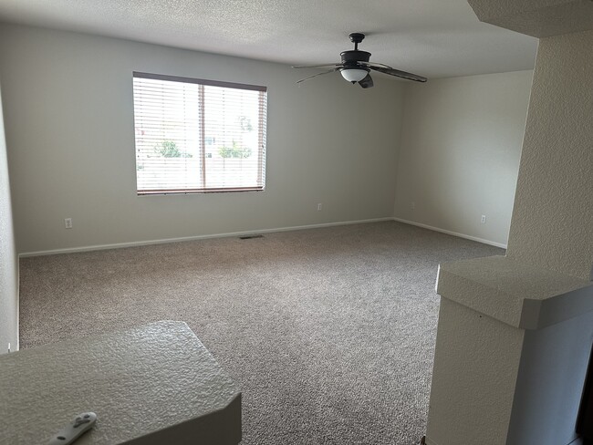 Foto del edificio - 9444 Castle Oaks Dr
