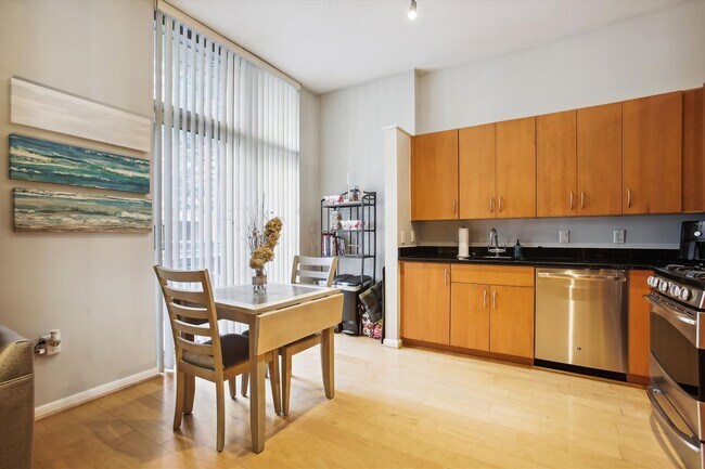 Foto del edificio - Incredible 1BR/1BA Condo Blocks from the Metro Vibrant Mount Vernon Triangle!