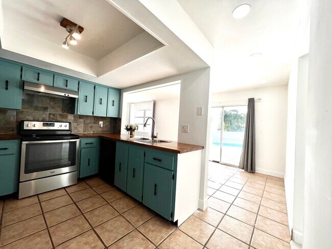 Building Photo - 245 Sandpiper Ave