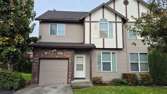 Building Photo - 3 Bedroom 2.5 Bath Town-Home in Gresham near Glendoveer Golf Course!