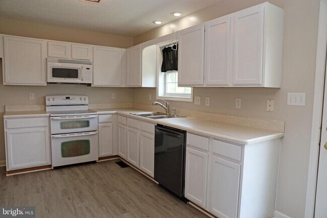 Building Photo - 307 Dinali Dr