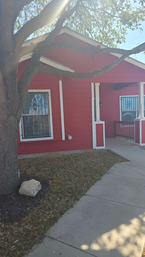 Building Photo - 602 Chihuahua St