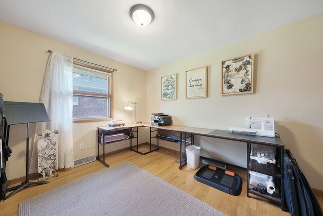 Building Photo - 2 bedroom 1 bathroom Duplex FOR RENT (subl...