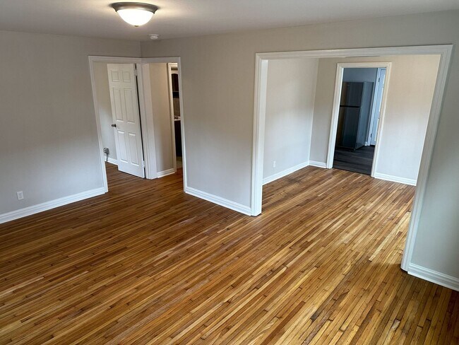 Building Photo - 2 Bedroom Home with Spacious Backyard and ...