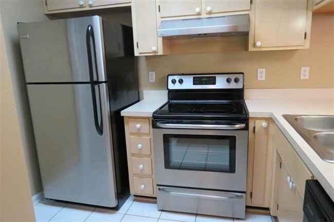 Building Photo - 2BR/2BA Townhome