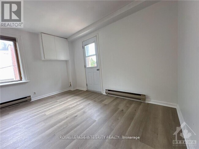 Photo du bâtiment - 137-137 Elm St