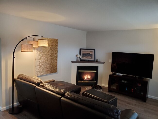 Building Photo - Beautiful 3 Bedroom Home with Massive Garage and Bonus Room