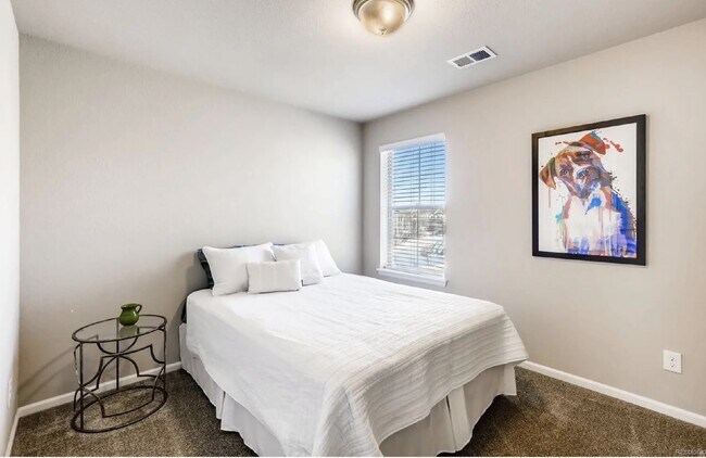 Building Photo - Updated Home with Gourmet Kitchen, Huge Fe...