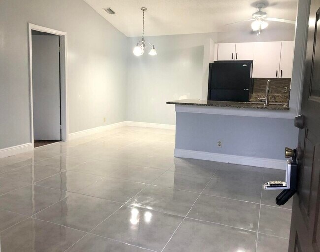 Foto del edificio - 4695 Lucerne Lakes Blvd E