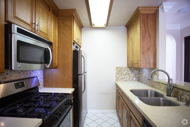 1BR, 1BA-700 SF - 20/20 Villa Apartments